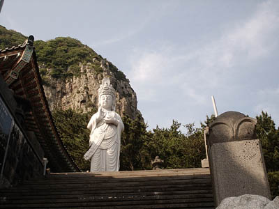 수호신 처럼 지키고 있는 불상. 